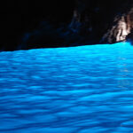 なぜ青い？【カプリ島】神秘的な「青の洞窟」に癒される♪　